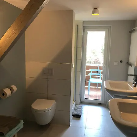 게스트하우스 Blaues Mit Grossem Balkon, Bad Ist Ein Traum, 50 Schritte Zum Radweg Am Main, Weinfest Besuchen Mainstockheim